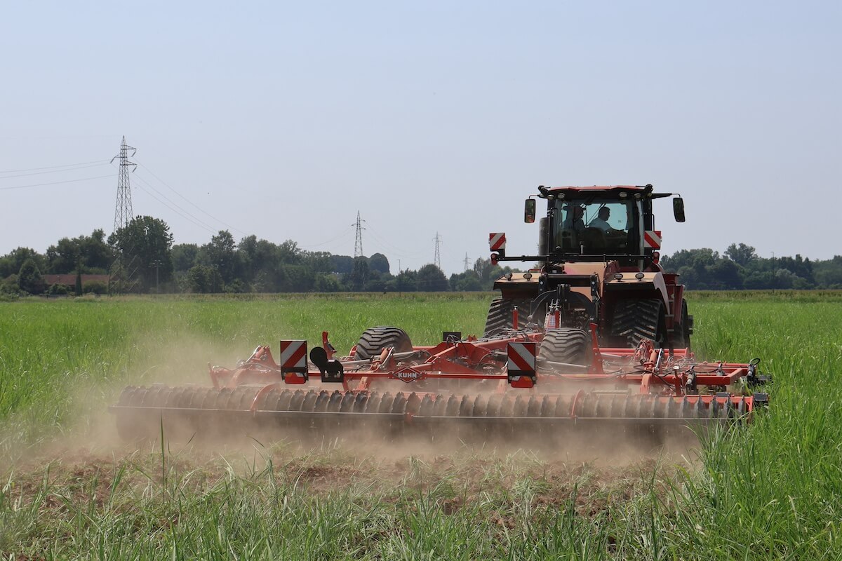 Prova sul campo del trattore Case IH Quadtrac 715 con il coltivatore top di gamma della serie Performer di KUHN